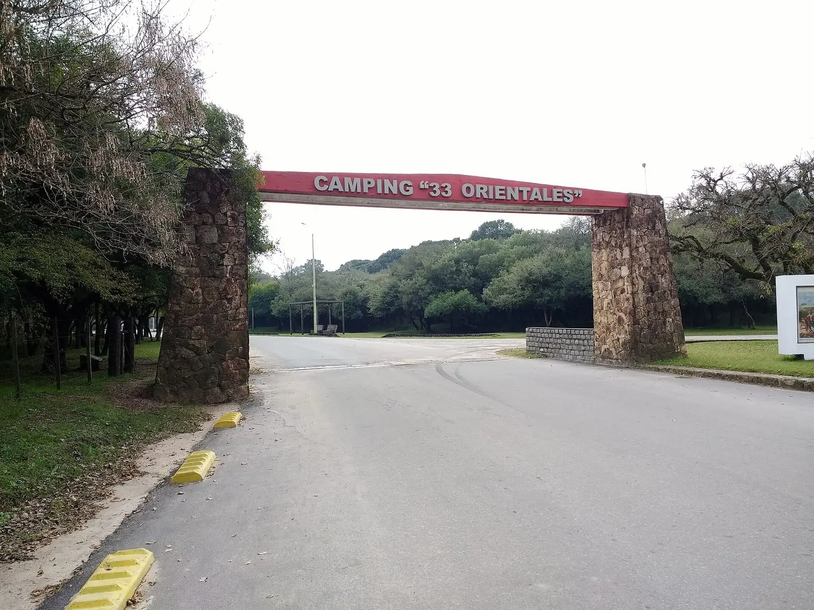 Cartel de entrada del camping.