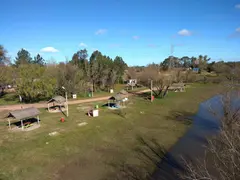 Camping municipal de Villa Ansina frente al río Tacuarembó.