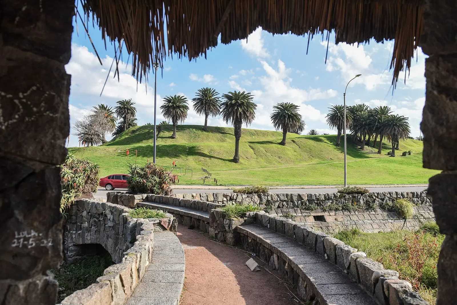 Paredes de granito de las Canteras del Parque Rodó.