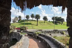 Paredes de granito de las Canteras del Parque Rodó.