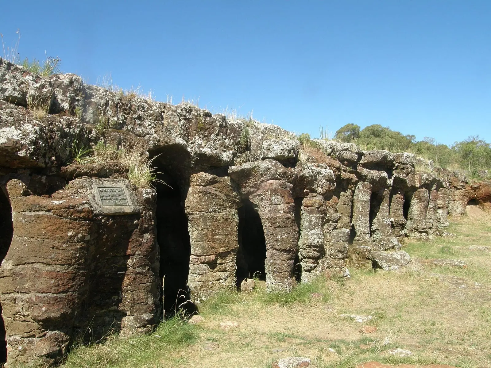Caverna de arenisca con columnas.