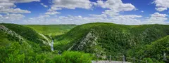 Panorámica de la garganta del arroyo Yerbal Chico con monte nativo.