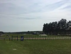 Acceso a las Termas de Almirón desde la Ruta 90.
